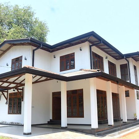 Silverline Guest House Anuradhapura Exteriör bild