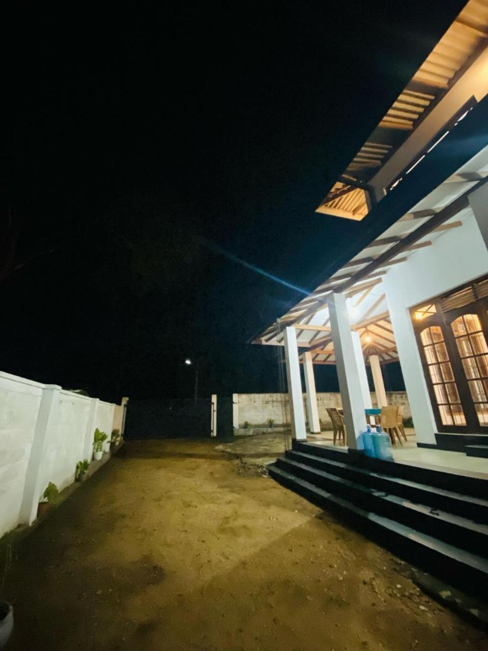 Silverline Guest House Anuradhapura Exteriör bild